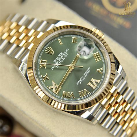 đồng hồ rolex màu xanh.